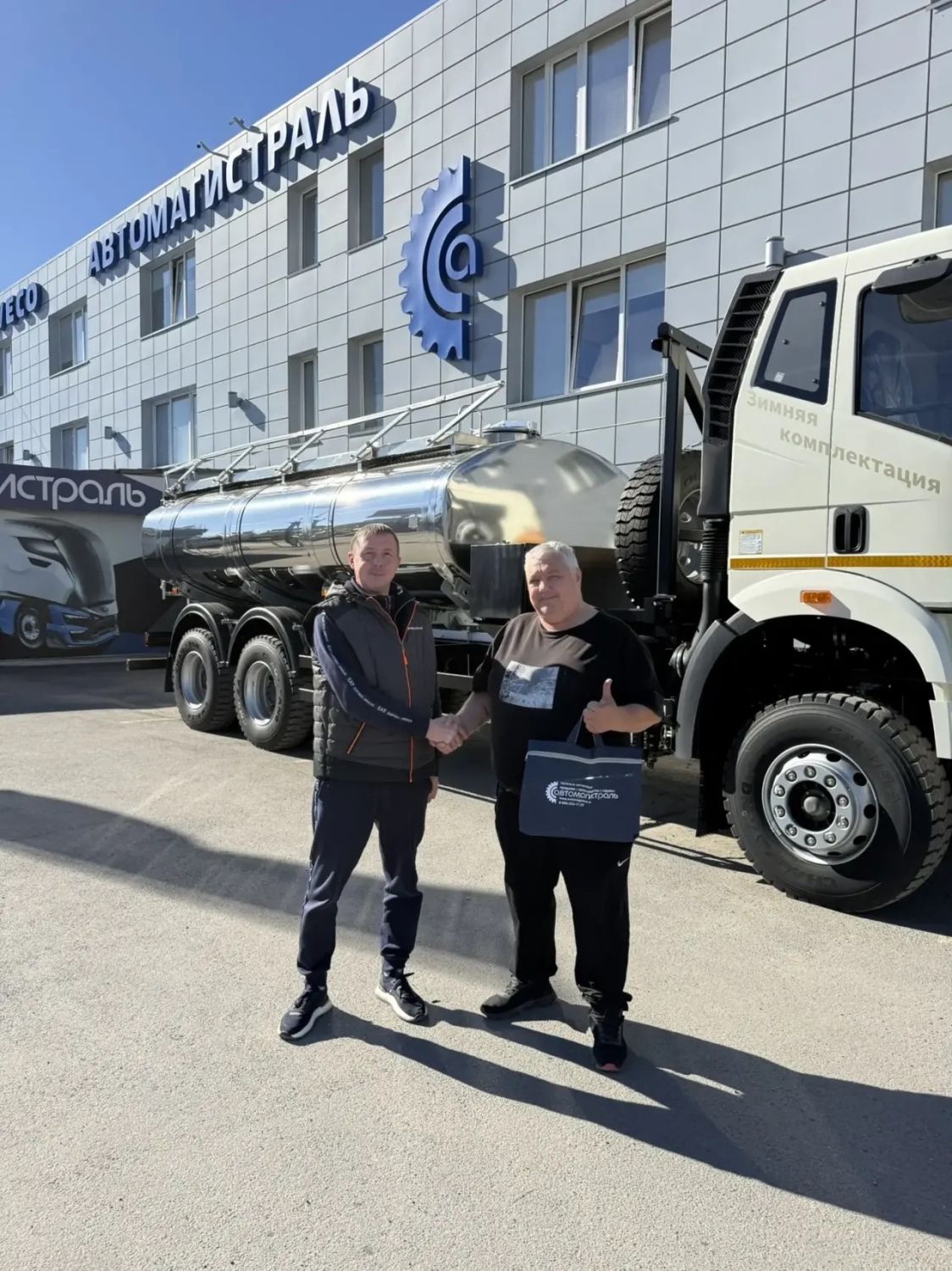 Сегодня состоялась выдача новой автоцистерны 3416А2 - АЦПТ 12 на шасси FAW 6х4 CA 3250! 