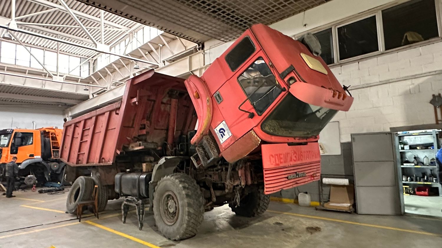 Как вы думаете сколько лет этому самосвалу-ветерану? Возможно, он старше Вас! потому что ему 27 лет! Автомобиль Урал-Ивеко 1998 года выпуска заехал в сервис «Миасс-Автомагистраль» на восстановительный ремонт .