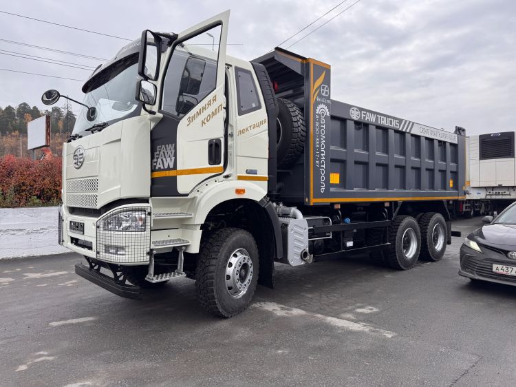 Сегодня наш специалист отдела продаж Артем успешно передал ключи от нового самосвала нашим довольным клиентам! 