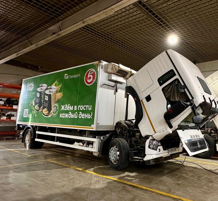 «Ждем в гости каждый день!» написано на фургоне «Пятерочки» , а мы хотим написать «Ждем на сервис каждый день» ! 