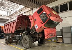 Как вы думаете сколько лет этому самосвалу-ветерану? Возможно, он старше Вас! потому что ему 27 лет! Автомобиль Урал-Ивеко 1998 года выпуска заехал в сервис «Миасс-Автомагистраль» на восстановительный ремонт .