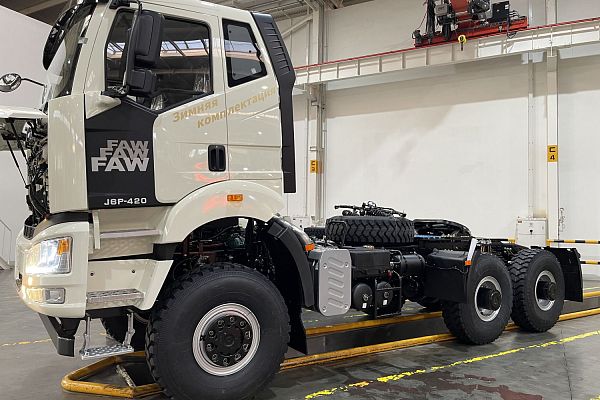 Тягач FAW 6 х 6 Односкатная ошиновка