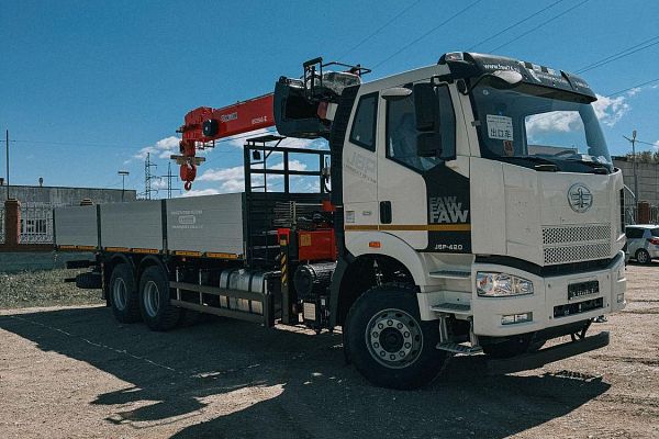 Бортовой автомобиль FAW с КМУ Kanglim KS 1256