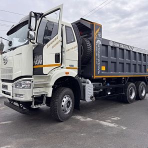 Сегодня наш специалист отдела продаж Артем успешно передал ключи от нового самосвала нашим довольным клиентам!