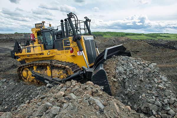 Тяжелый гусеничный бульдозер KOMATSU D475-5E